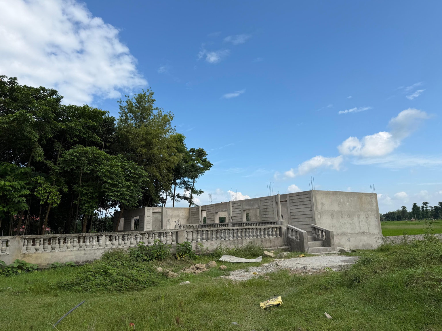 Building and terrace beside the fields — Ratuwamai, Koshi Province, Nepal