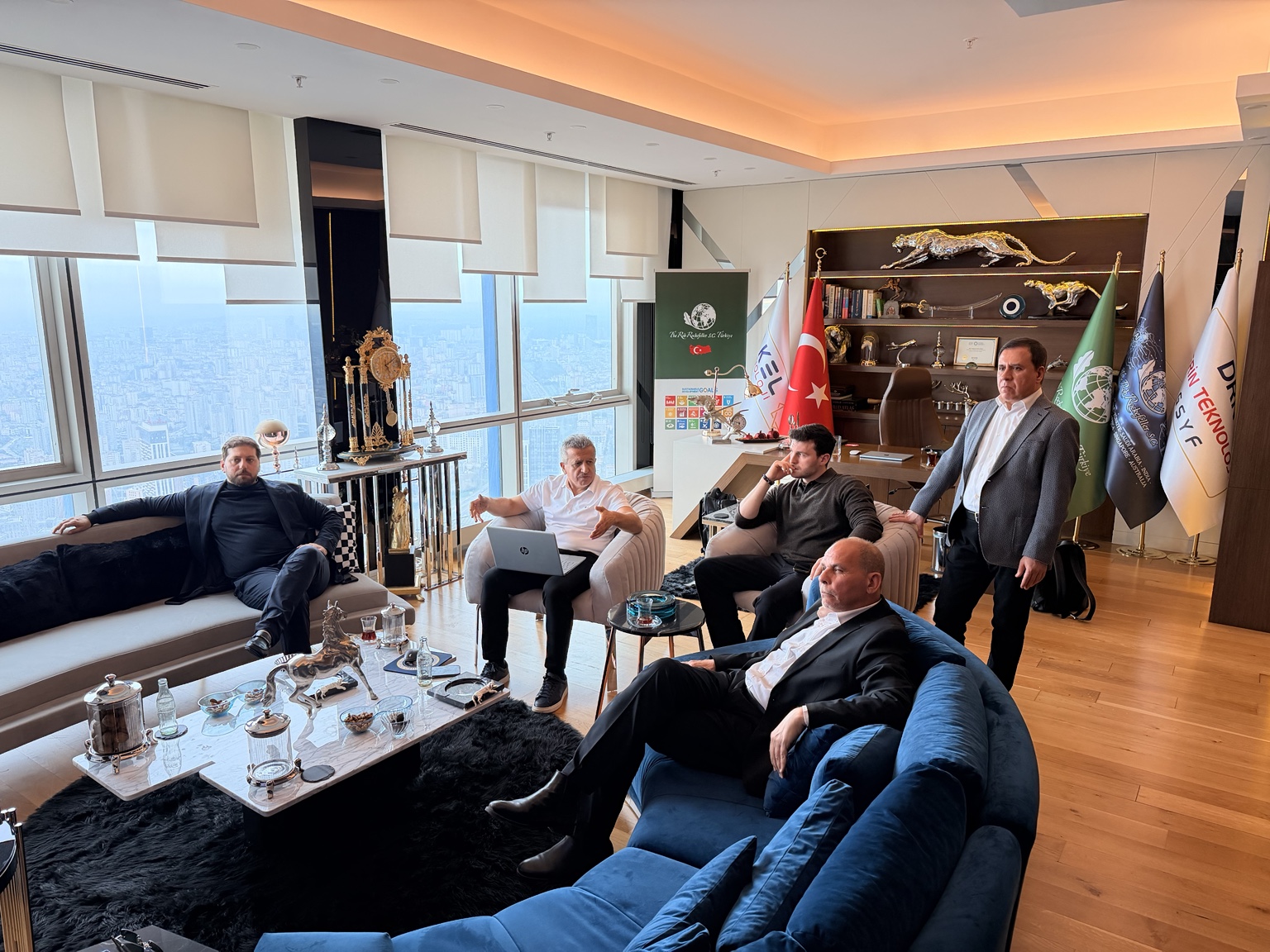 A separate original photograph of the working meeting in the Metropol Tower office