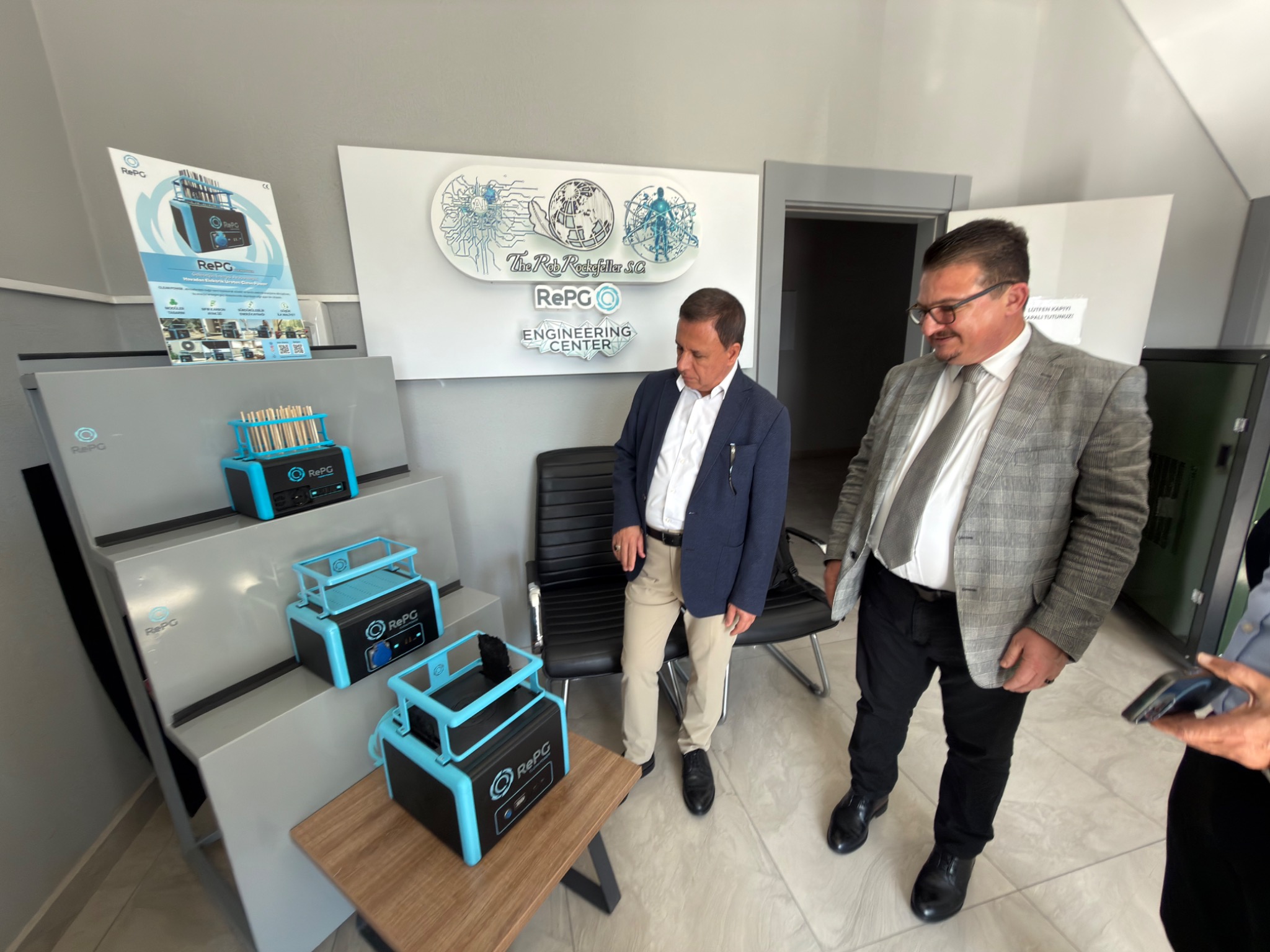A presentation of equipment and demonstration units during the visit.