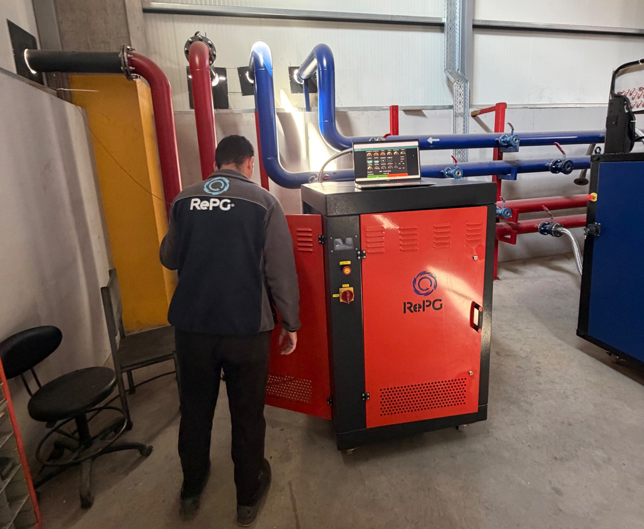 Inspection of a RePG equipment unit and its connected pipework.