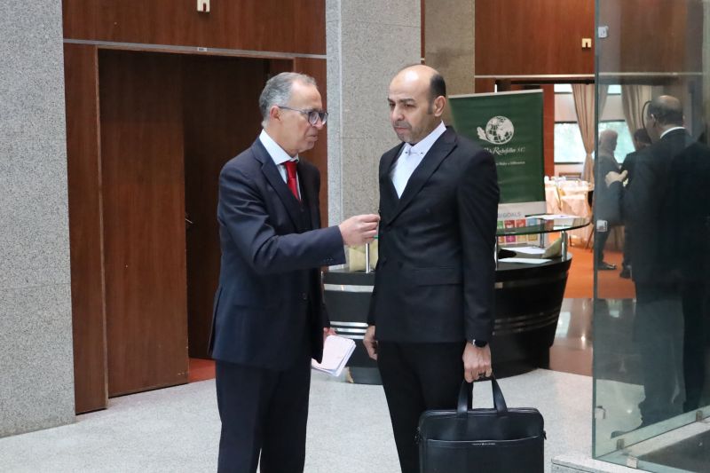 Two participants speaking in the forum's reception area