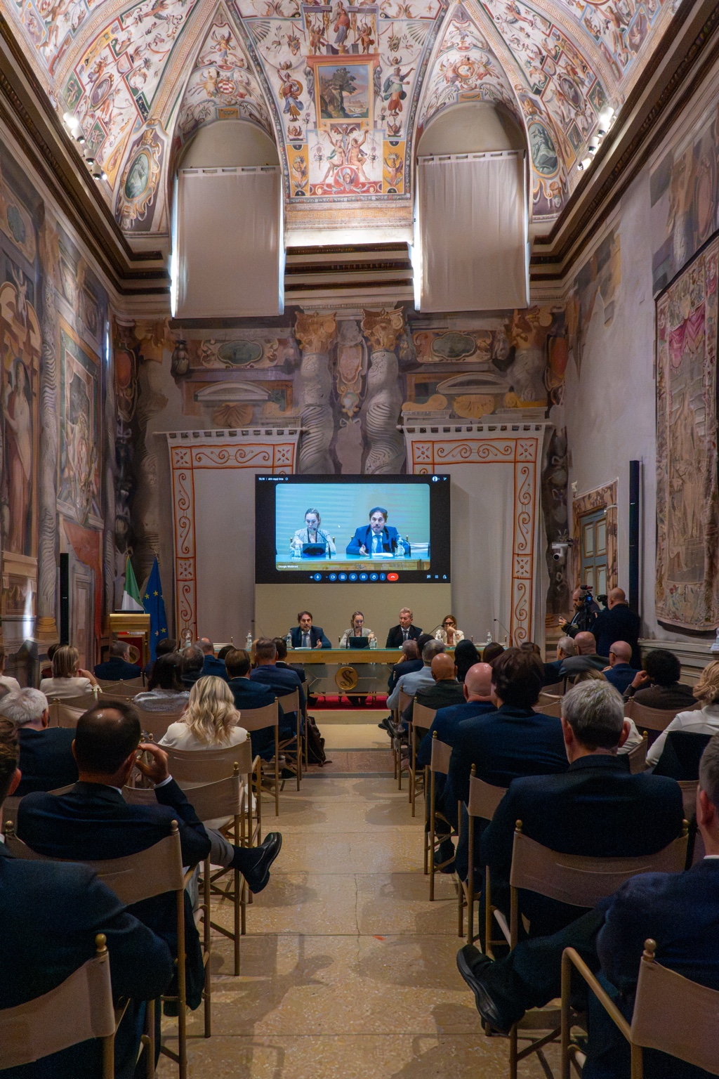 Wide vertical view of the forum, audience and frescoed ceiling of Sala Zuccari